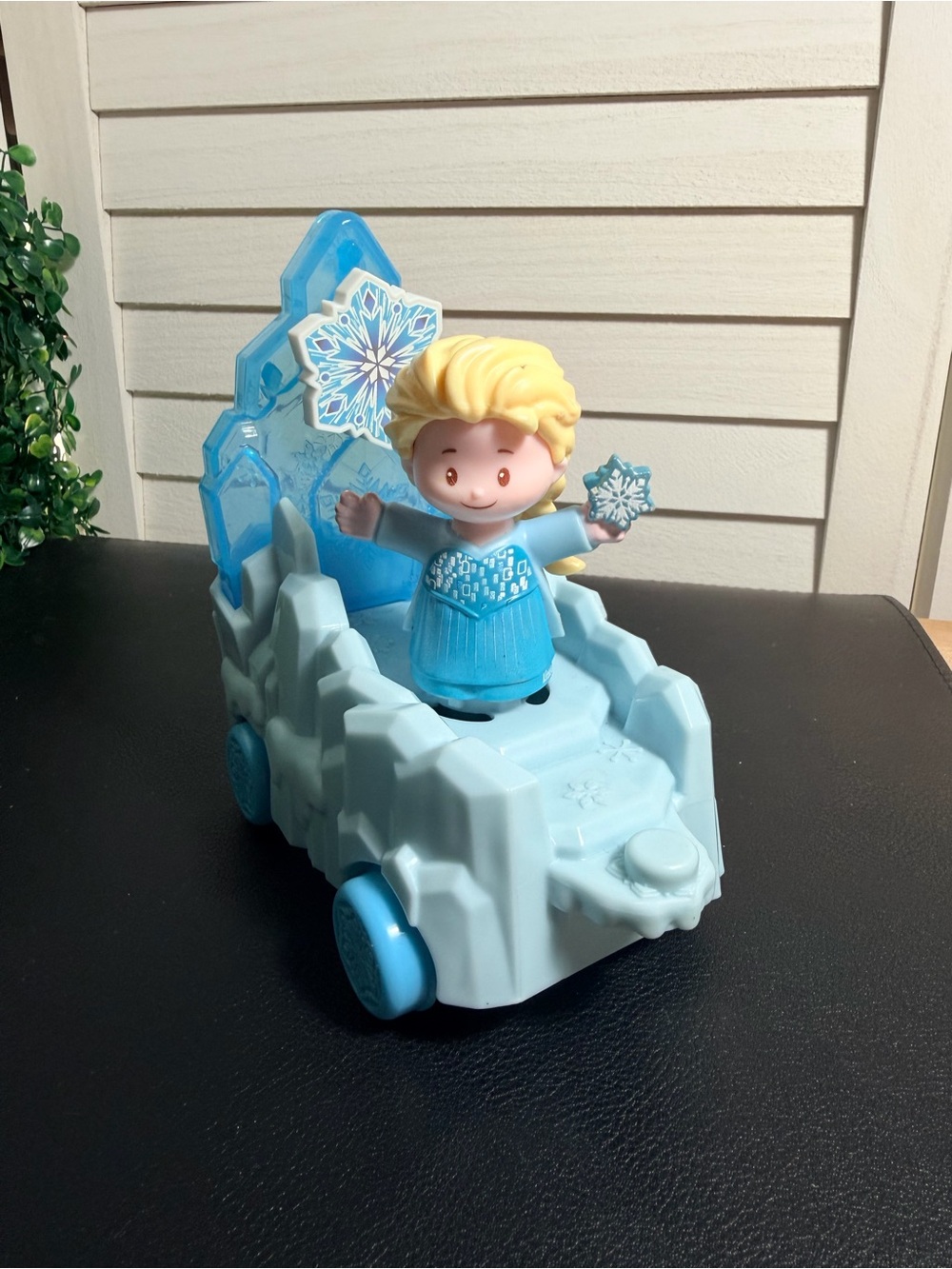 Fisher-Price Frozen Push Wagon with Elsa figure
